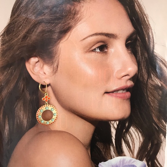 BEAUTIFUL Eclectic Dangle Gold Earrings - Picture 3 of 15